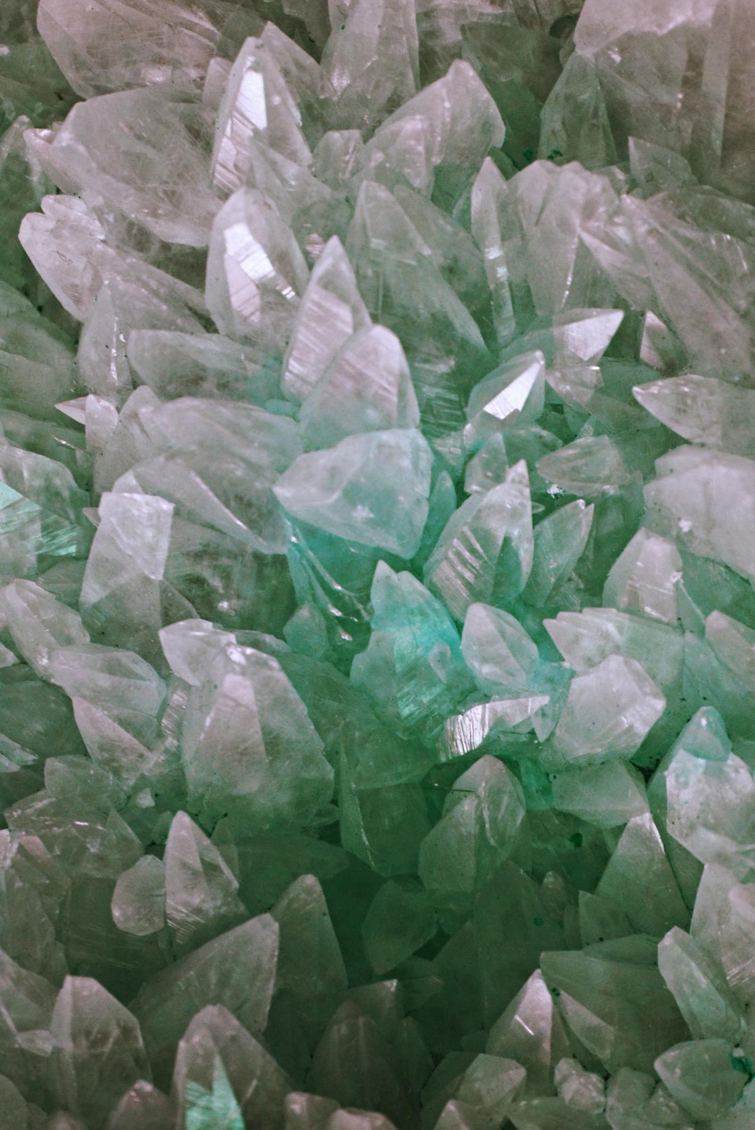 Cristaux de quartz bleu-vert translucides - propriétés aigue-marine lithothérapie