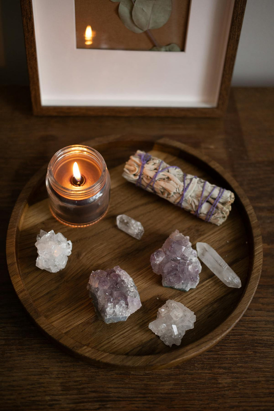 Ambiance rituel cristaux et sauge sur plateau bois
