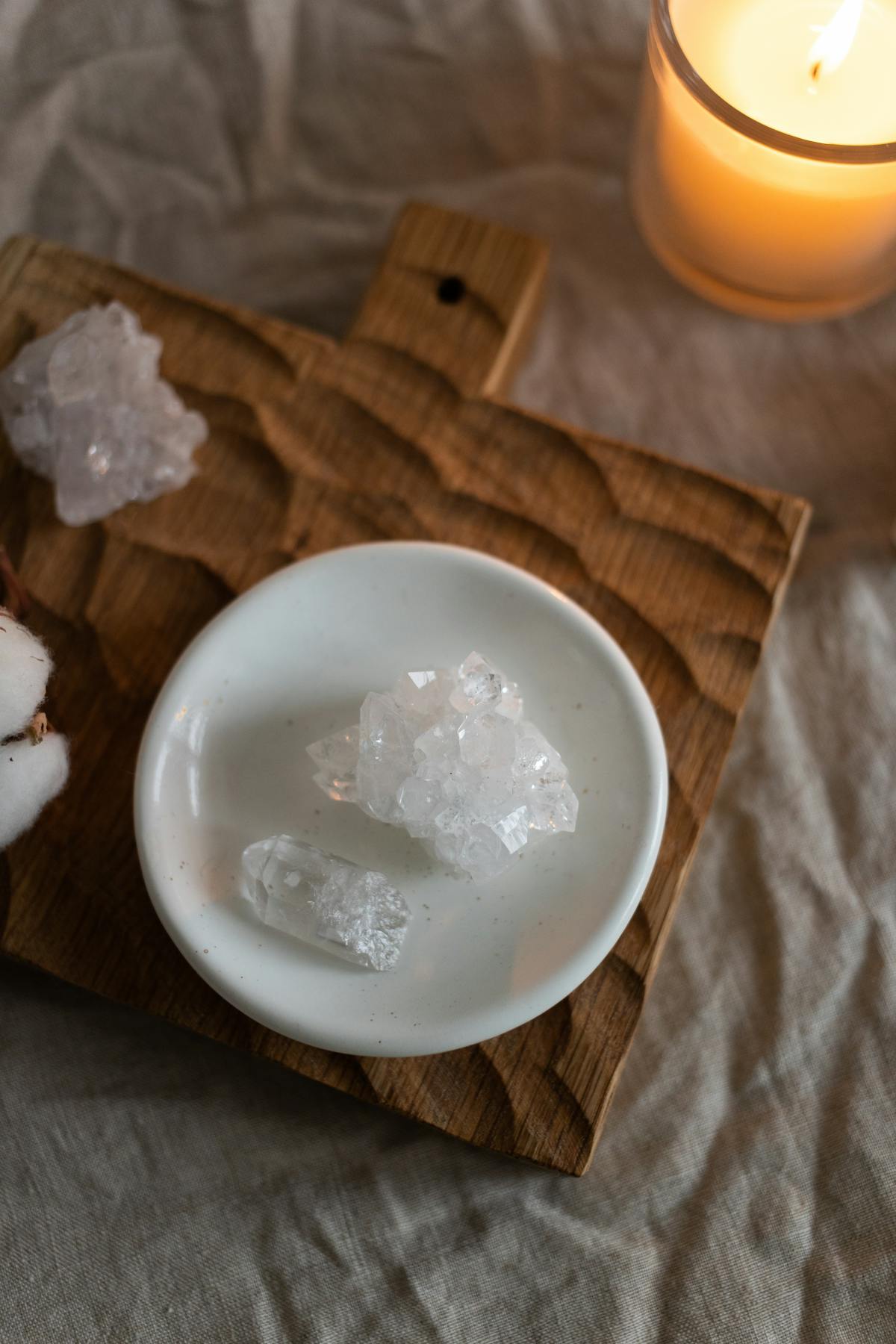 Ambiance cristaux blancs et bougie pour amour spirituel