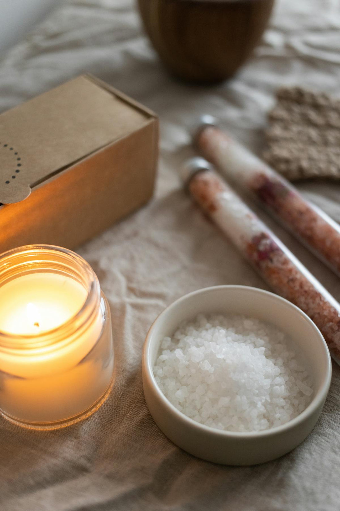Ambiance de soin avec bougie et bain de sel énergétique