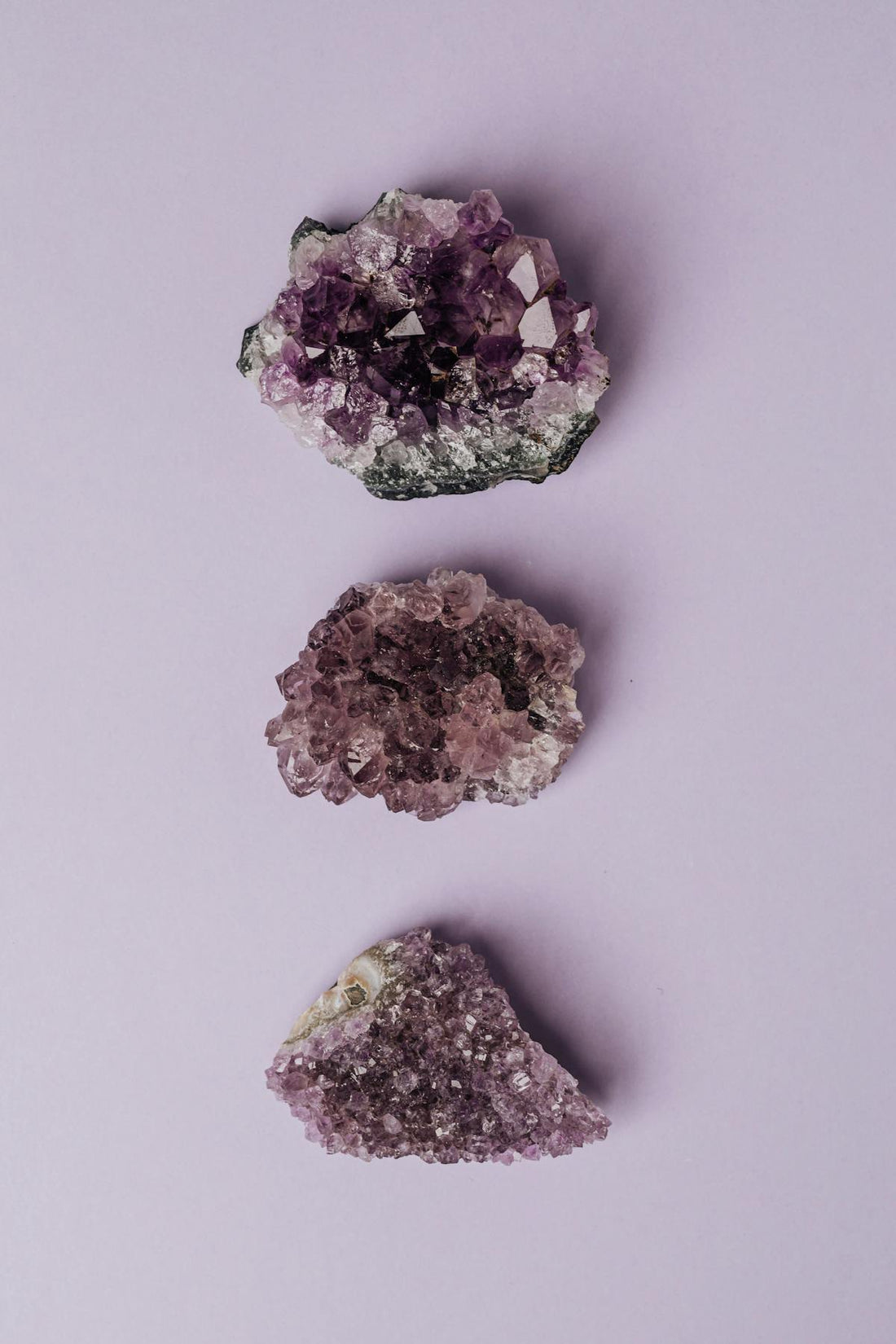 Clusters amethyste fond violet - pierre naissance | Source Sacree