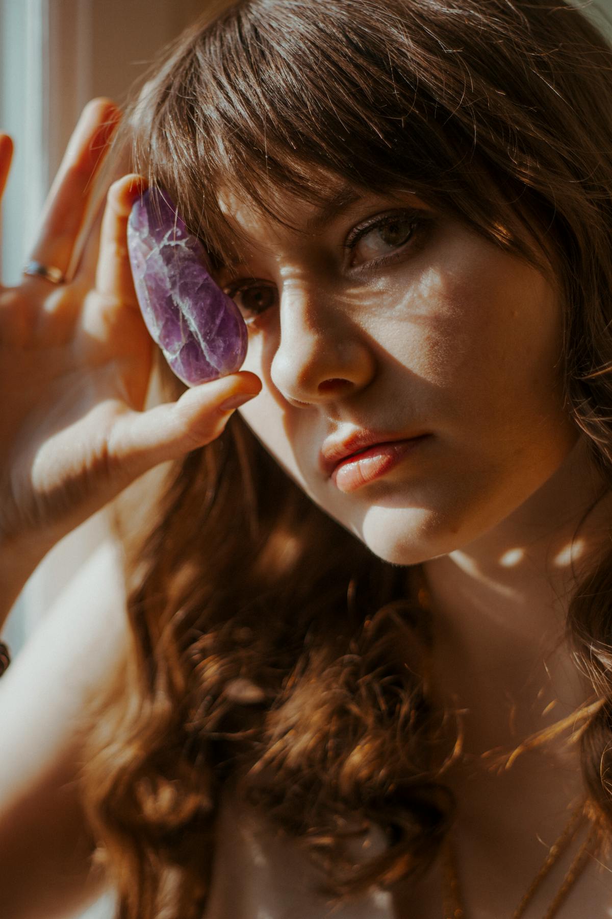 Femme tenant amethyste - pierre anti stress | Source Sacree