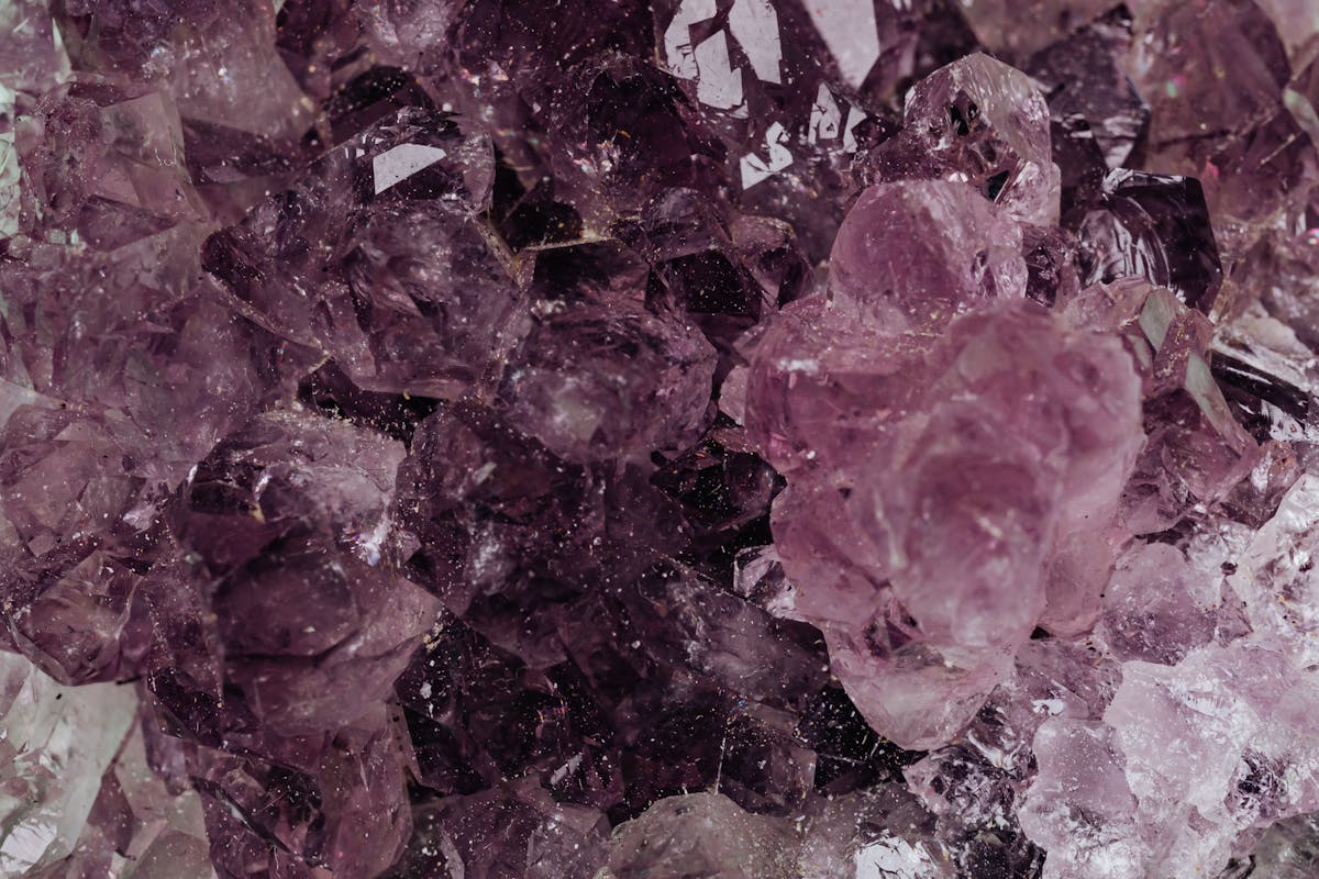Cristaux violets en gros plan, énergie spirituelle