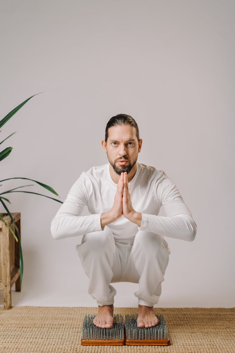 Meditation accroupi - meditation cristaux | Source Sacree