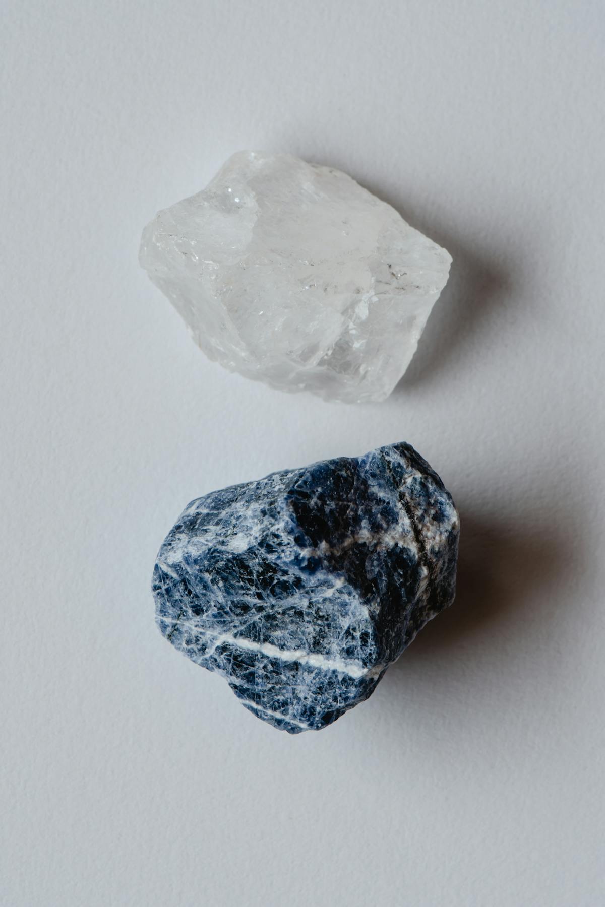 Sodalite bleu fonce et quartz blanc pour le chakra de la gorge Vishuddha