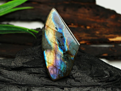 Bracelet Améthyste ou Labradorite : Lequel Choisir ?