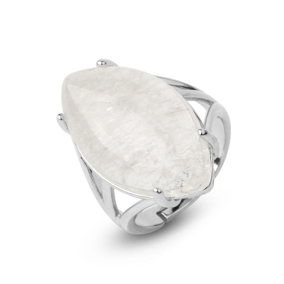 Bague pierre de lune en argent portée à la lumière naturelle