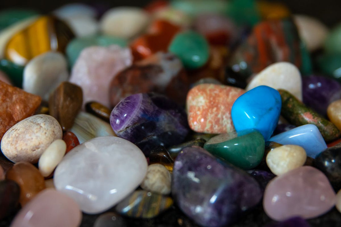 Assortiment de pierres de naissance polies et colorées par mois