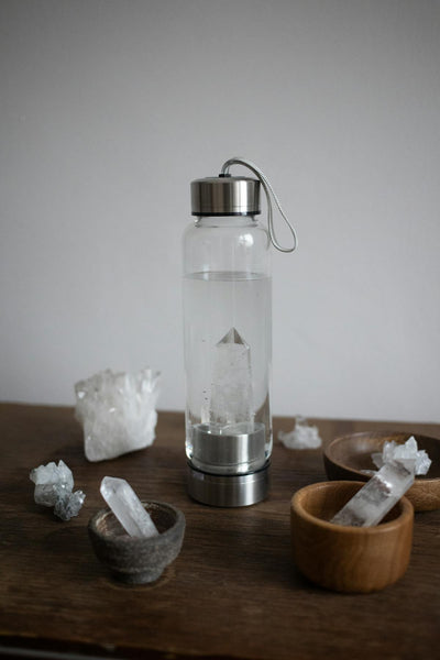 Bouteille à cristal symbolisant sérénité océanique