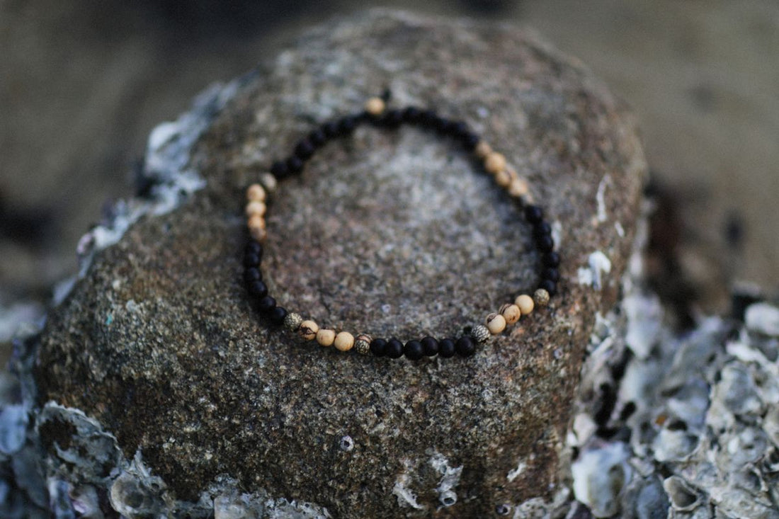 Bracelet Chakra Racine Homme : Quelle Pierre Choisir pour l'Ancrage
