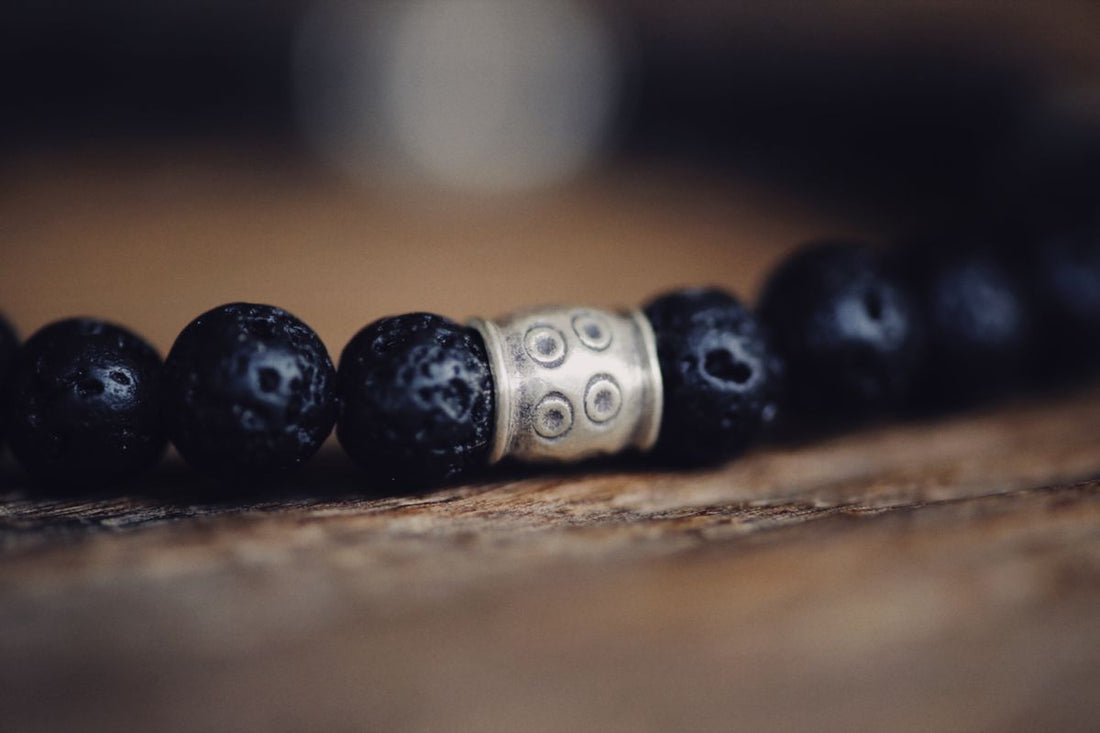 Bracelet en pierre : combien en porter et comment les associer
