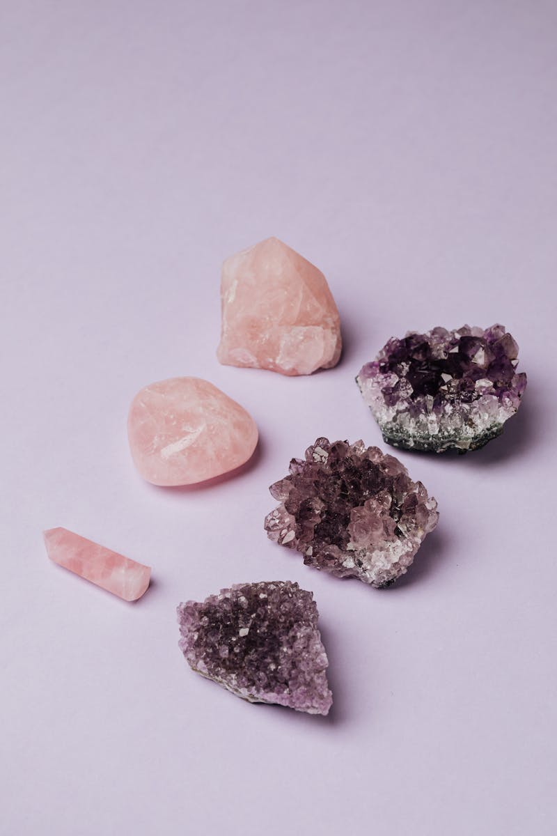 Guide des 7 chakras avec cristaux - lithotherapie | Source Sacree