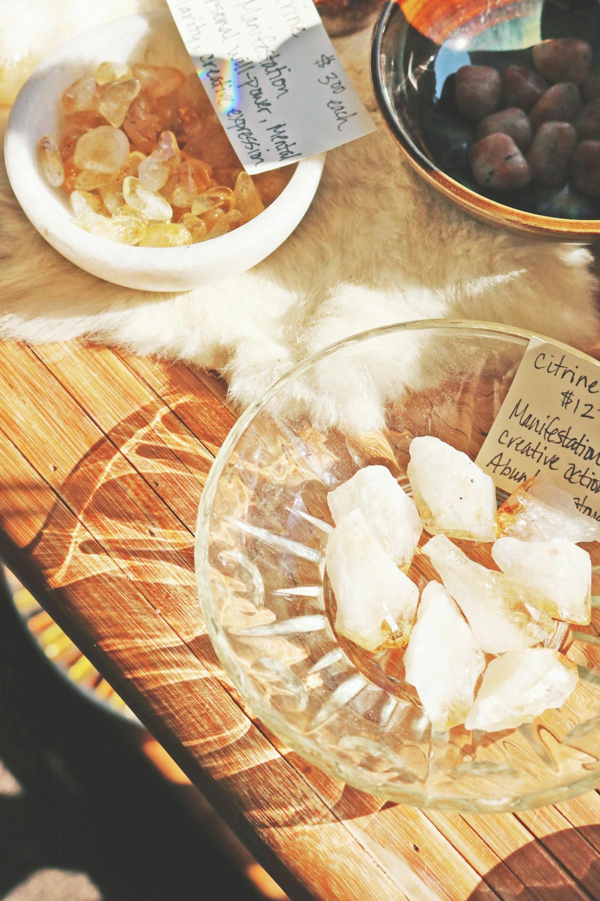 Cristaux de citrine dores dans un bol en verre pour le chakra plexus solaire Manipura