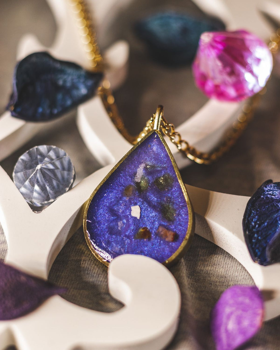 Pendentif Homme en Pierre Naturelle : Lequel Choisir ?