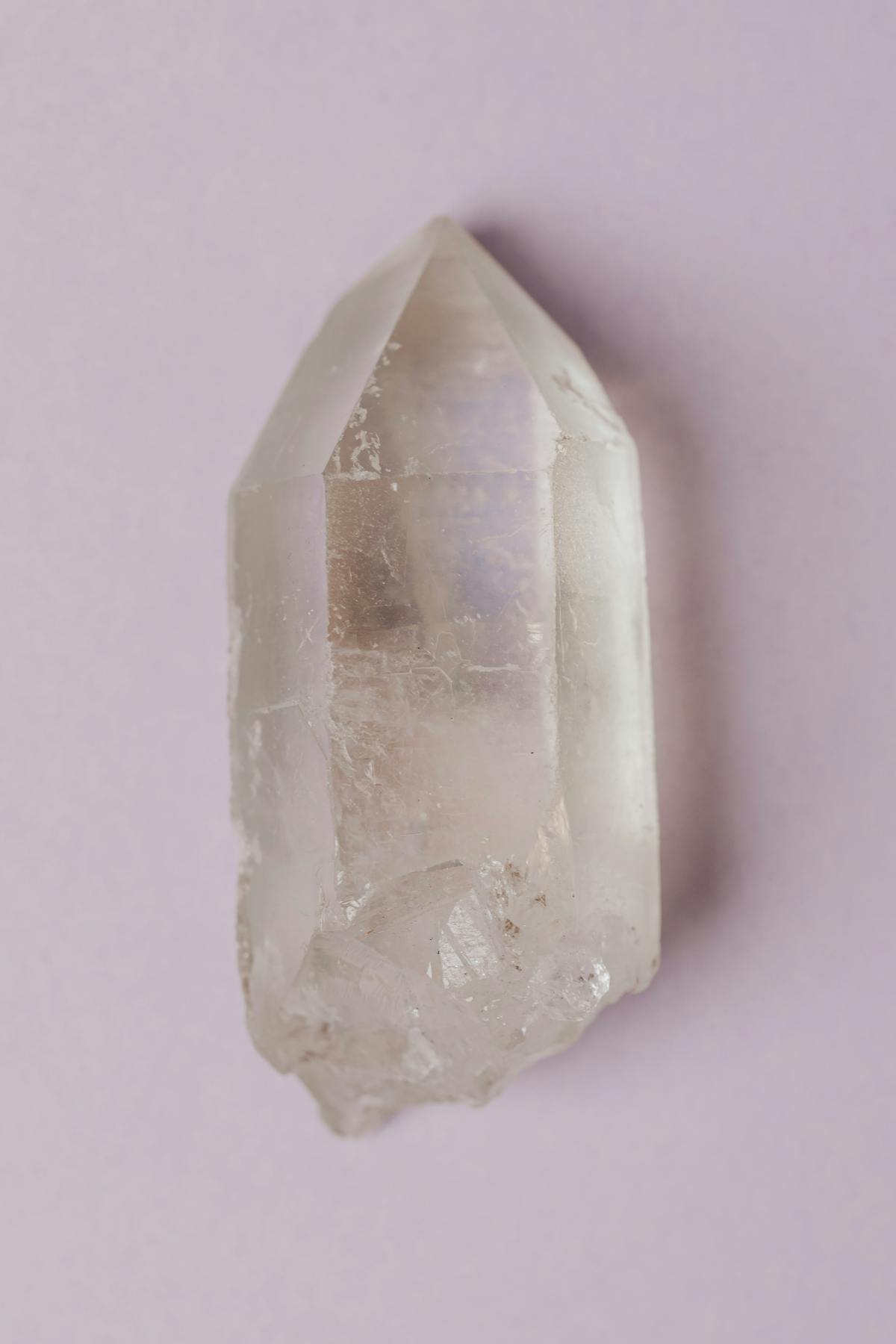 Grand cristal de roche transparent aux inclusions naturelles