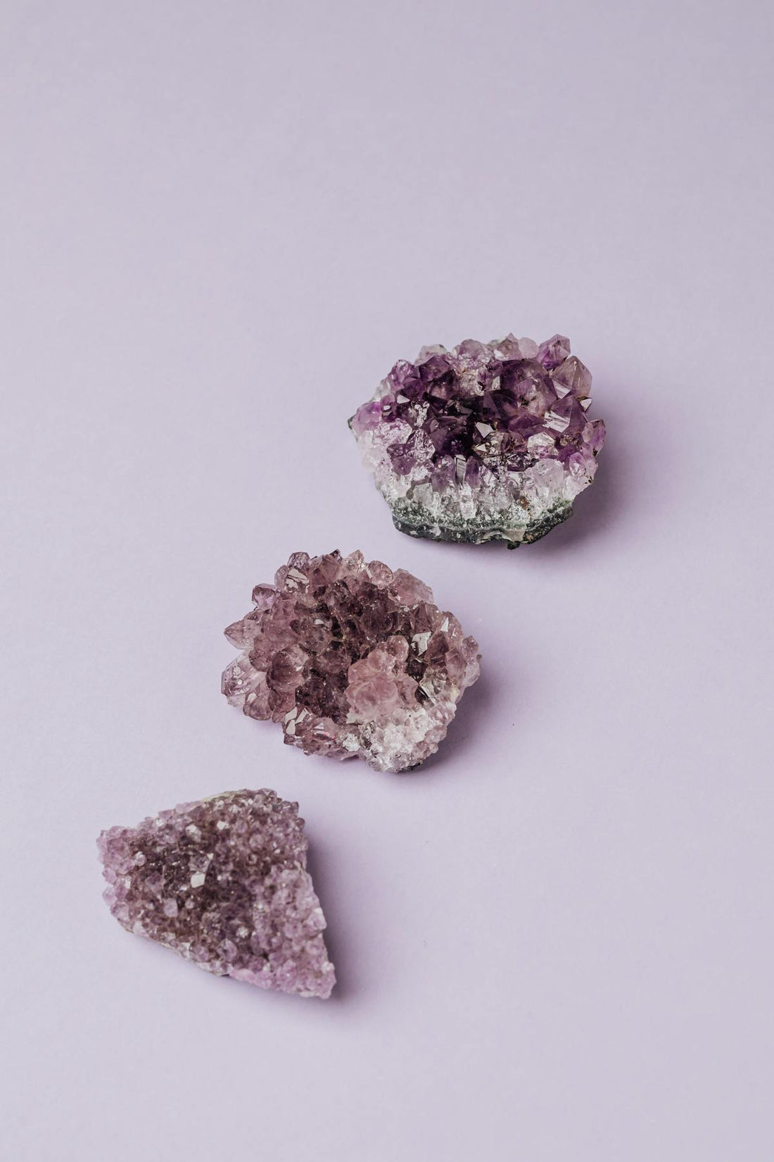 Cristaux quartz fond lavande - rever defunt revient signification | Source Sacree