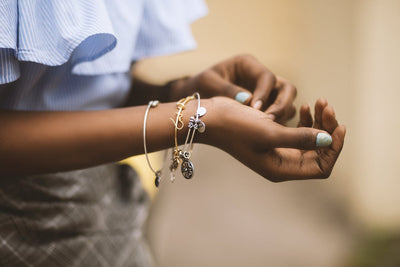 Bracelets bijoux au poignet - bracelet chemin de vie | Source Sacree