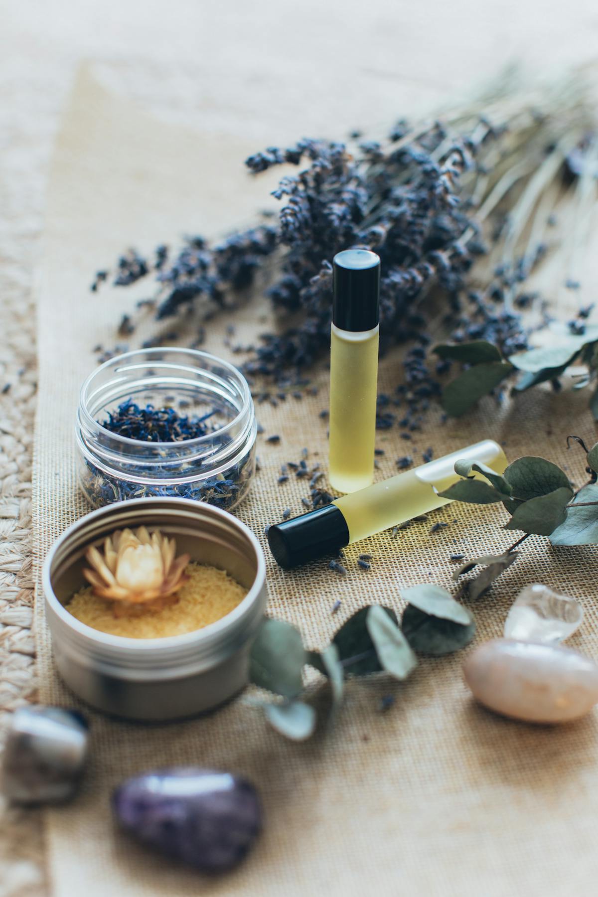 Huiles essentielles chakras guide aromatherapie energetique | Source Sacree