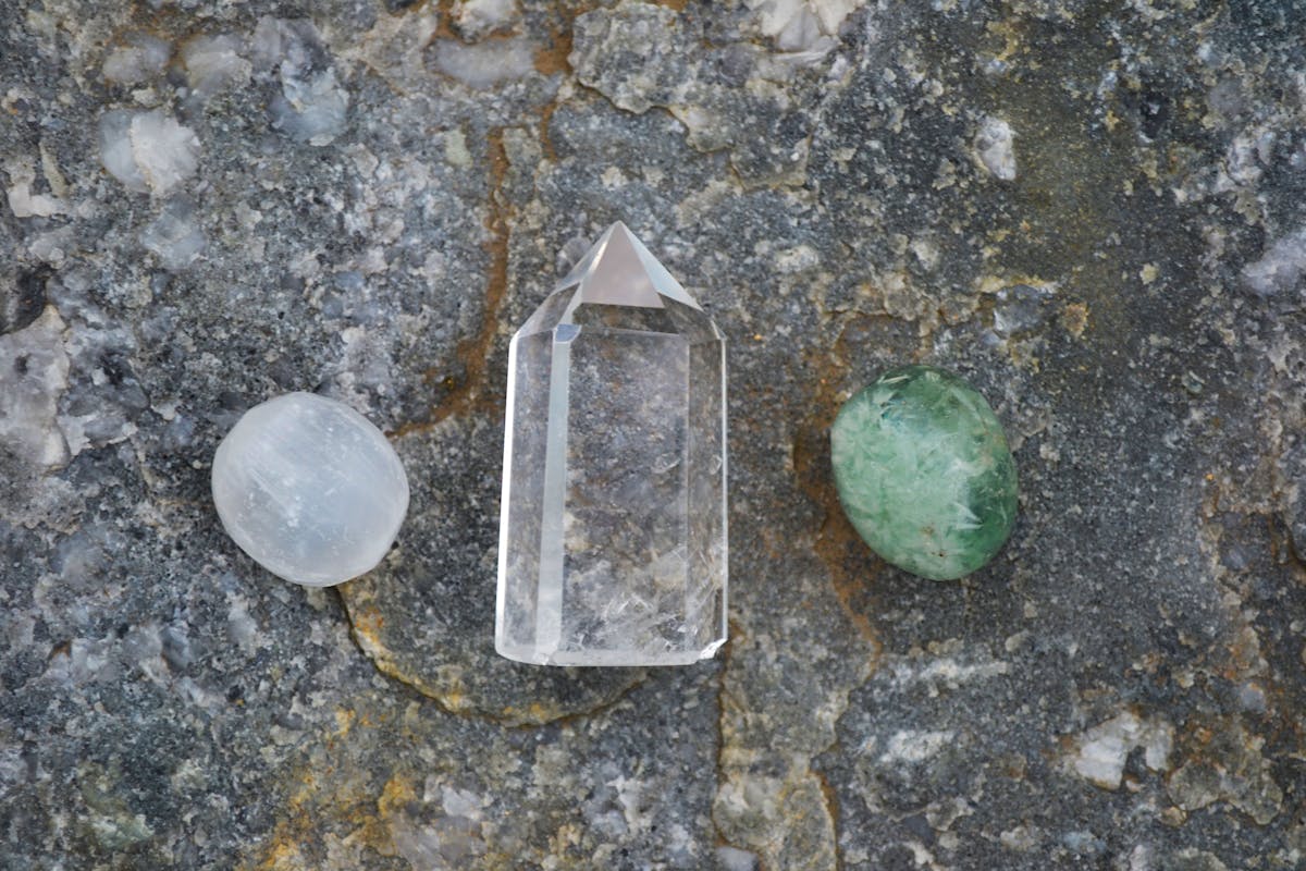Moldavite pierre naturelle - lithotherapie | Source Sacree