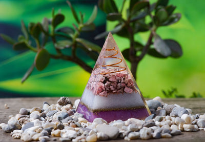 Quelle Forme d'Orgonite Choisir ? Pyramide, Sphère ou Galet