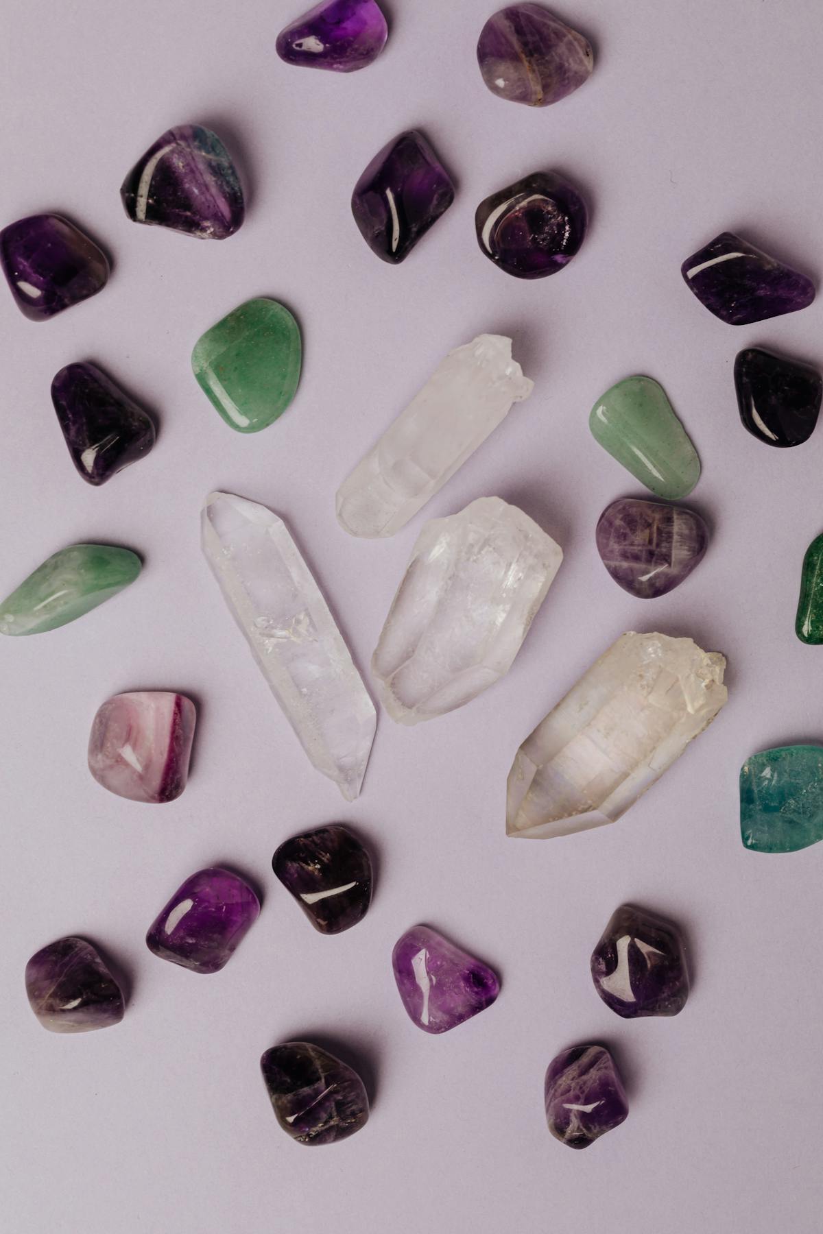 Collection de cristaux et quartz variés sur fond lavande - comment choisir orgonite | Source Sacrée