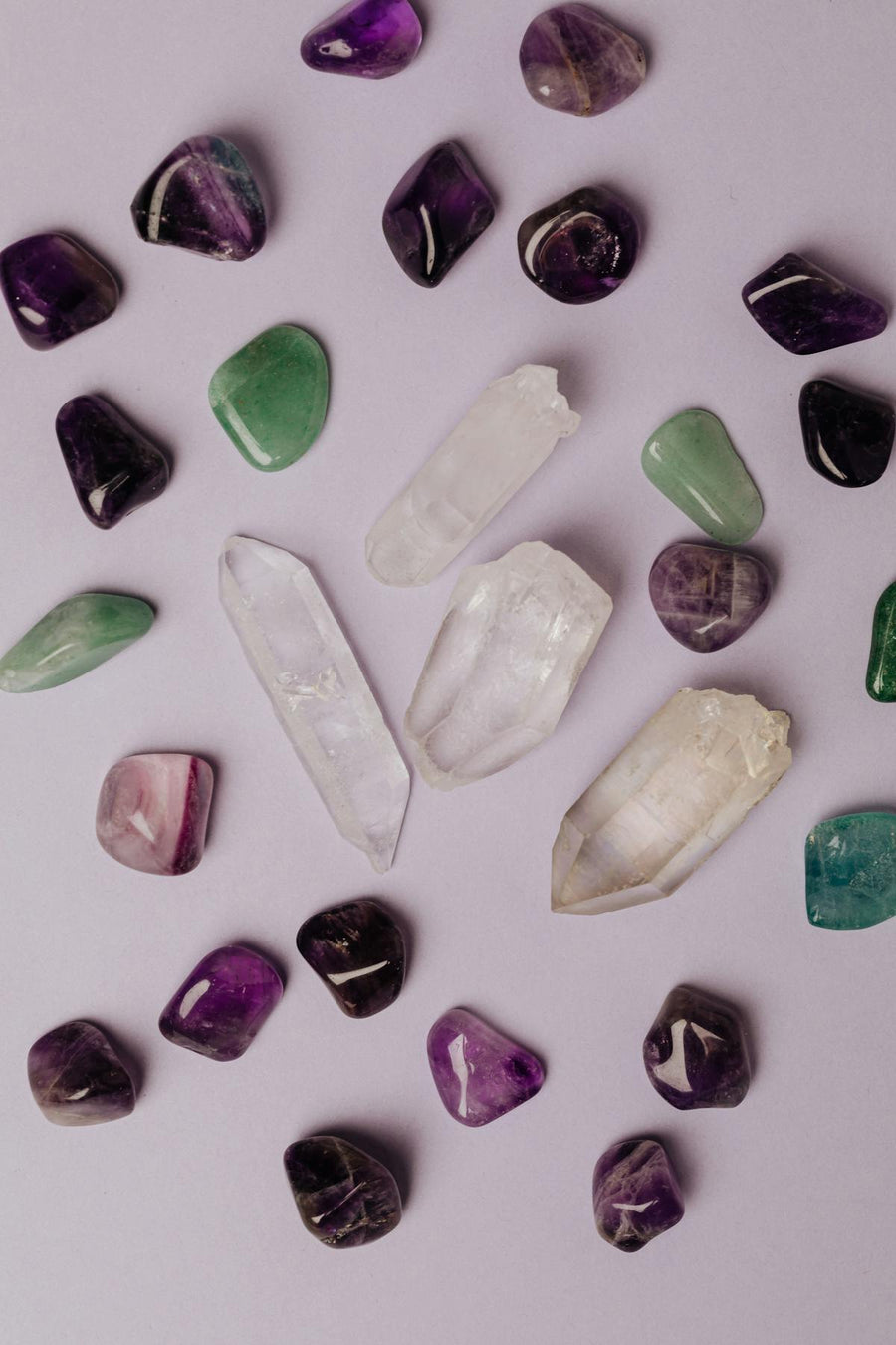 Collection de cristaux et quartz variés sur fond lavande - comment choisir orgonite | Source Sacrée