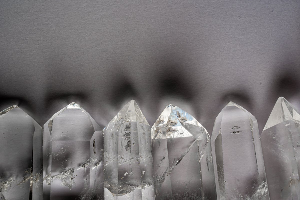Orgonite vs pierres naturelles - differences et comment choisir | Source Sacree