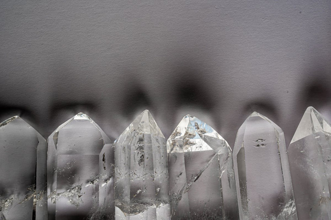 Orgonite vs pierres naturelles - differences et comment choisir | Source Sacree