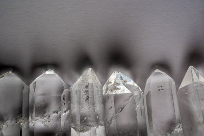 Orgonite vs pierres naturelles - differences et comment choisir | Source Sacree