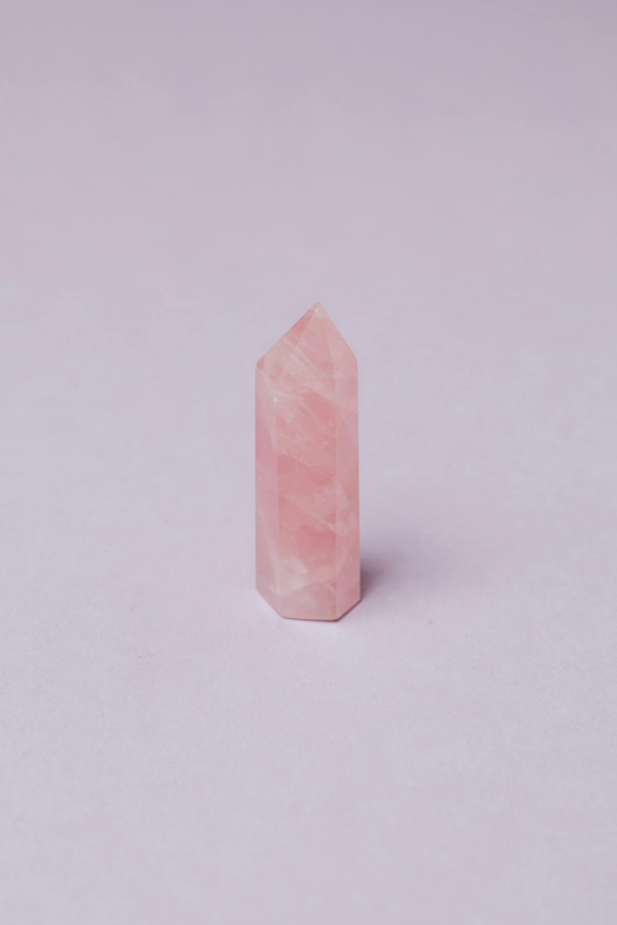 Cristal rose poli en pointe pour le cœur en lithothérapie