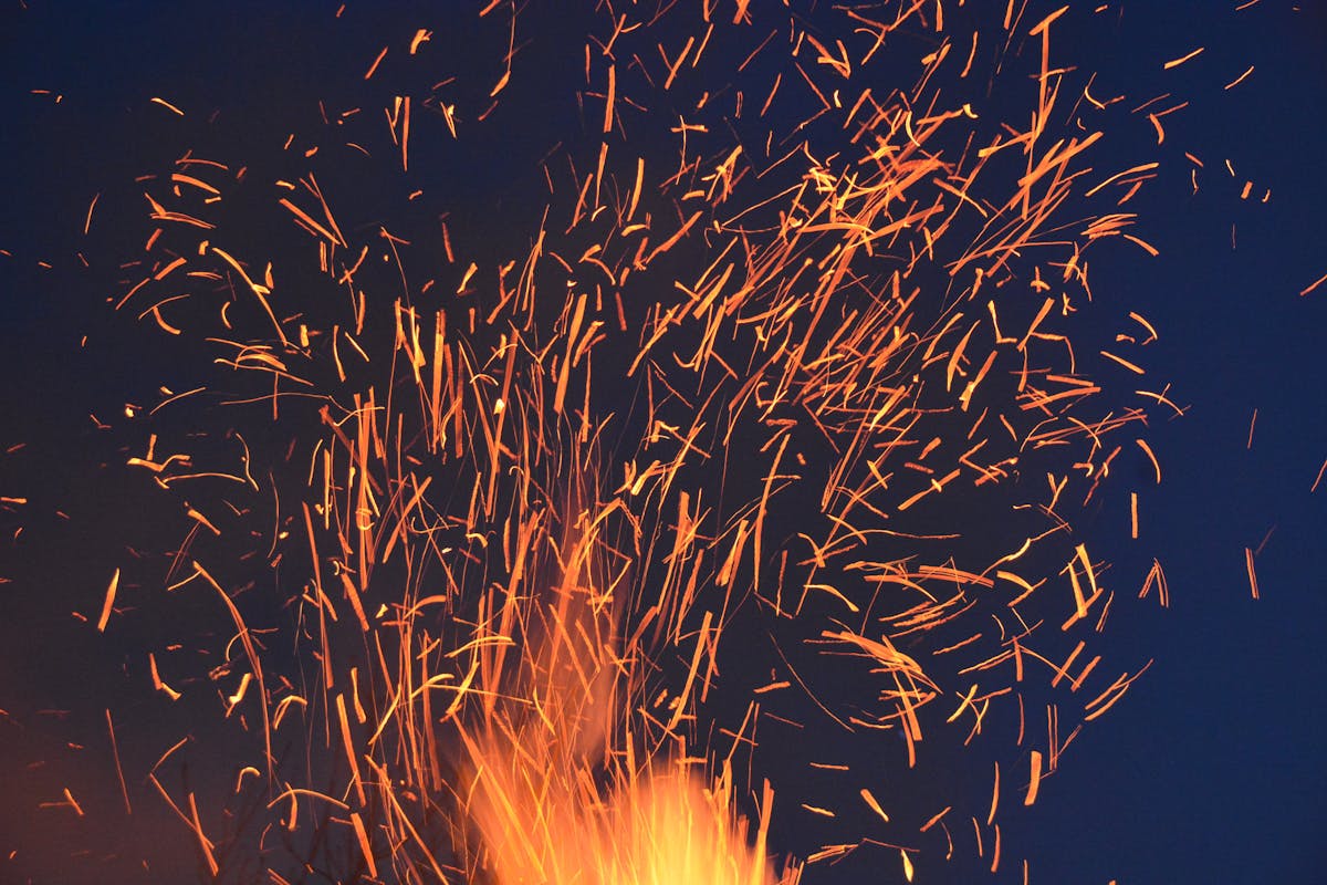 Flammes et etincelles nuit - rever de feu | Source Sacree
