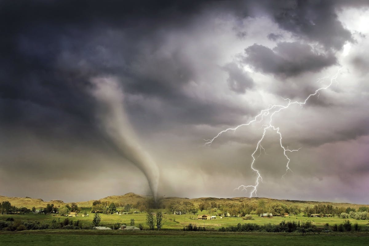 Tornade eclairs tempete - rever inondation | Source Sacree