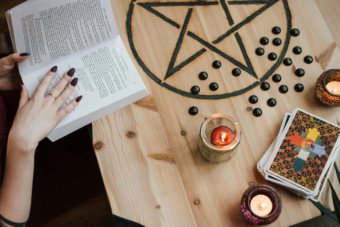 Wicca guide débutant sorcellerie moderne | Source Sacrée