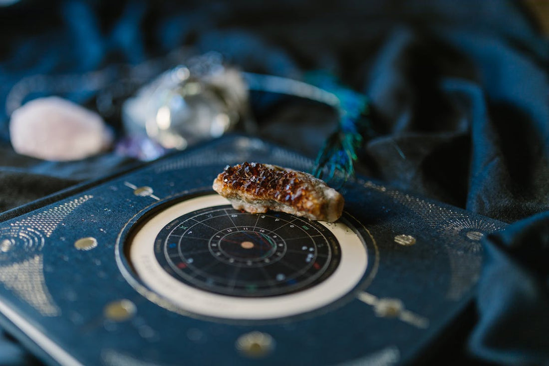 Pierre calcite orange ambrée sur fond sombre - lithothérapie | Source Sacrée