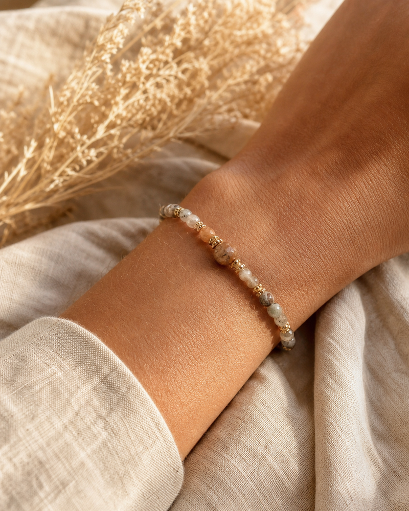 Bracelet en pierres naturelles porté au poignet | Source Sacrée