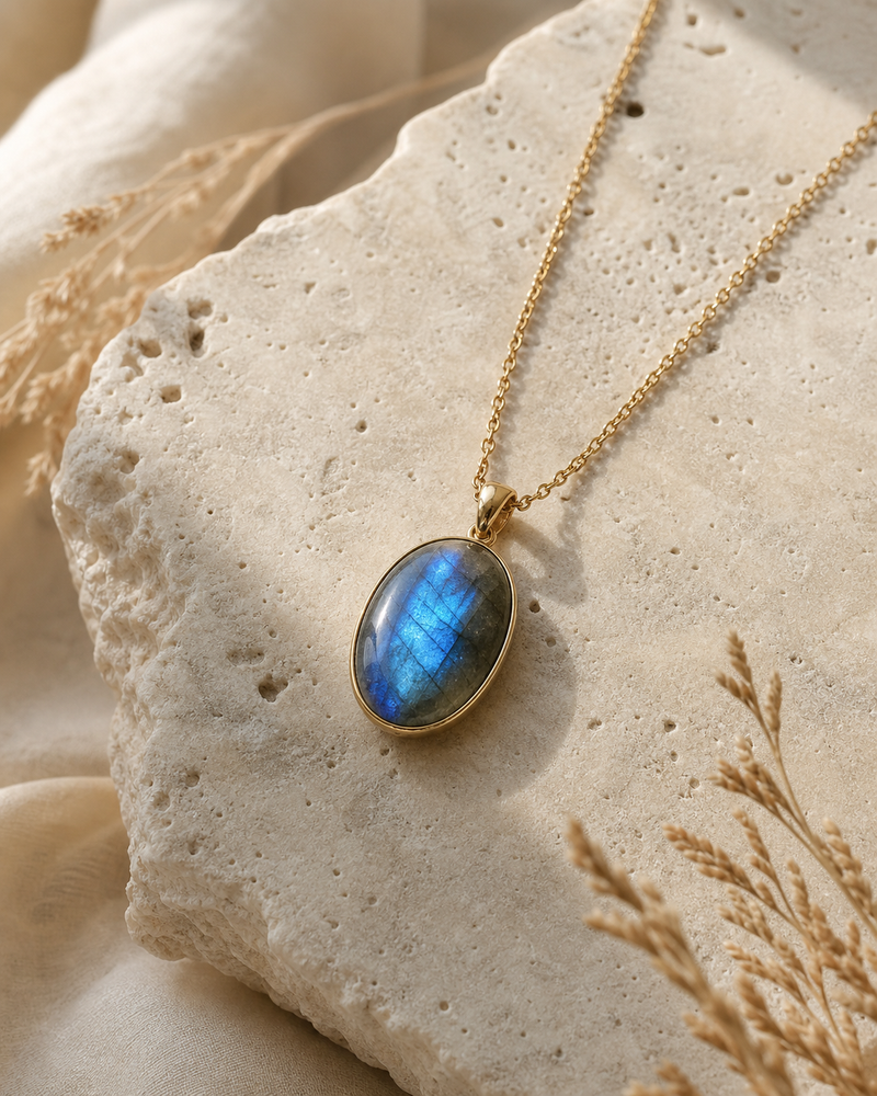 Pendentif labradorite aux reflets bleus sur travertin | Source Sacrée