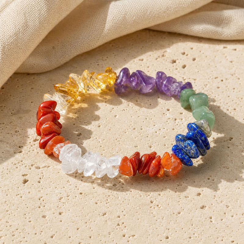 Bracelet 7 Chakras en Éclats de Pierres Naturelles — photographie produit sur travertin beige