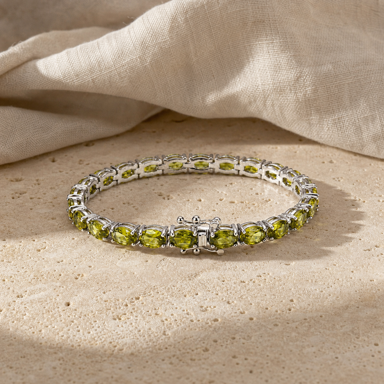 Bracelet Péridot Naturel Argent 925 – Pierre d'Août — photographie produit sur travertin beige