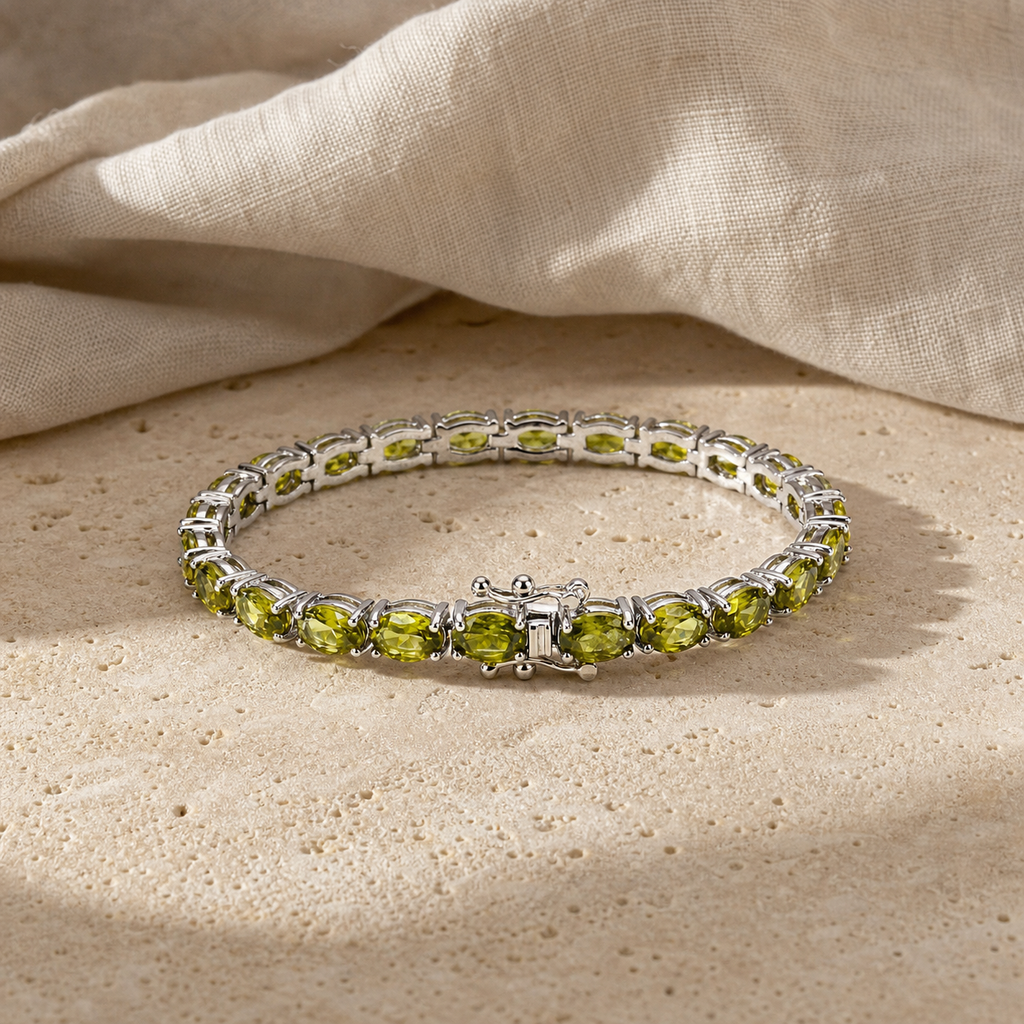 Bracelet Péridot Naturel Argent 925 – Pierre d'Août — photographie produit sur travertin beige