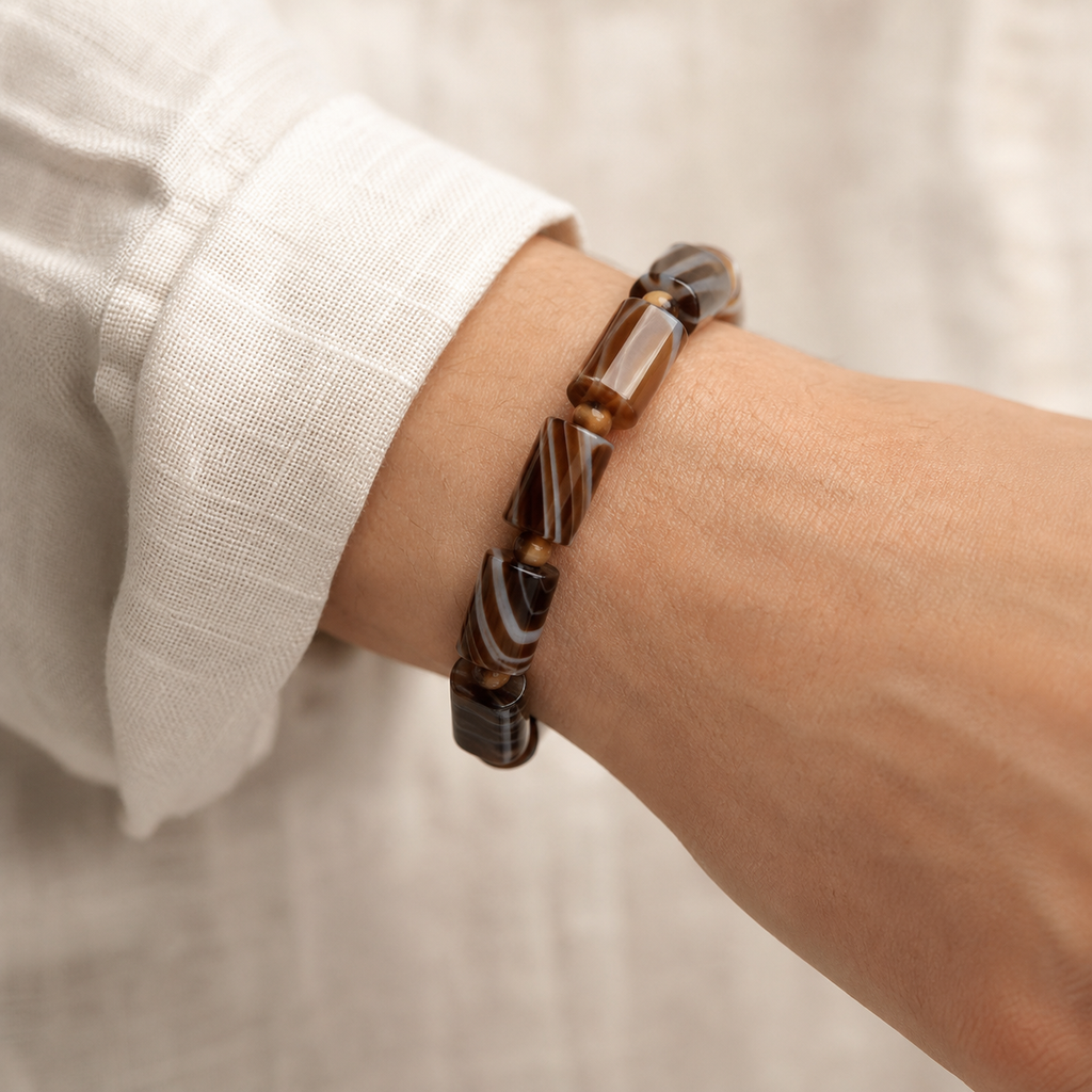 Bracelet Agate Dentelle 12 mm — Tubes Café ou Noirs — bijou porté en situation