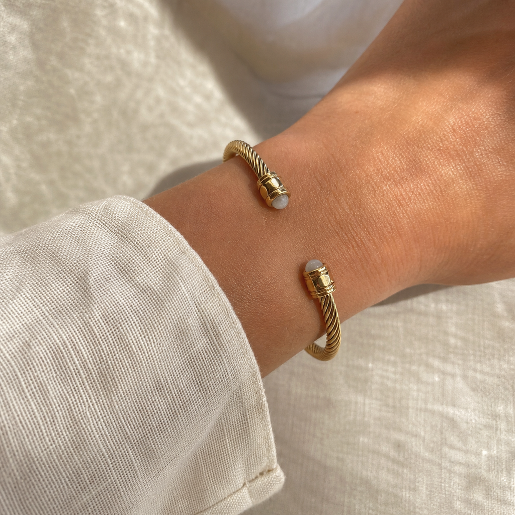 Bracelet Jonc Torsadé Doré en Pierre Naturelle — bijou porté en situation
