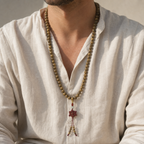 Mala Tibétain 108 Perles Bois de Verawood 10 mm — bijou porté en situation
