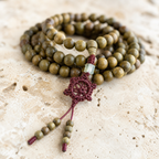 Mala Tibétain 108 Perles Bois de Verawood 10 mm — gros plan sur les matières et finitions
