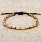 Bracelet Tibétain Perles de Cuivre Doré Tressé à la Main — gros plan sur les matières et finitions