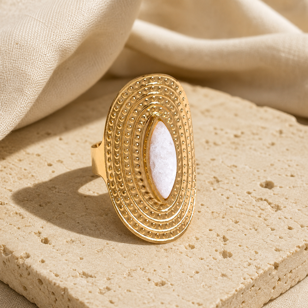 Bague Quartz Blanc Bouclier — photographie produit premium