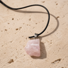Pendentif Pierre Brute - Quartz Rose — photographie produit premium