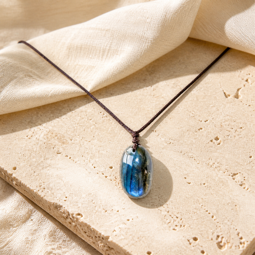 Collier Labradorite Naturelle, Galet Poli sur Cordon — vue produit premium