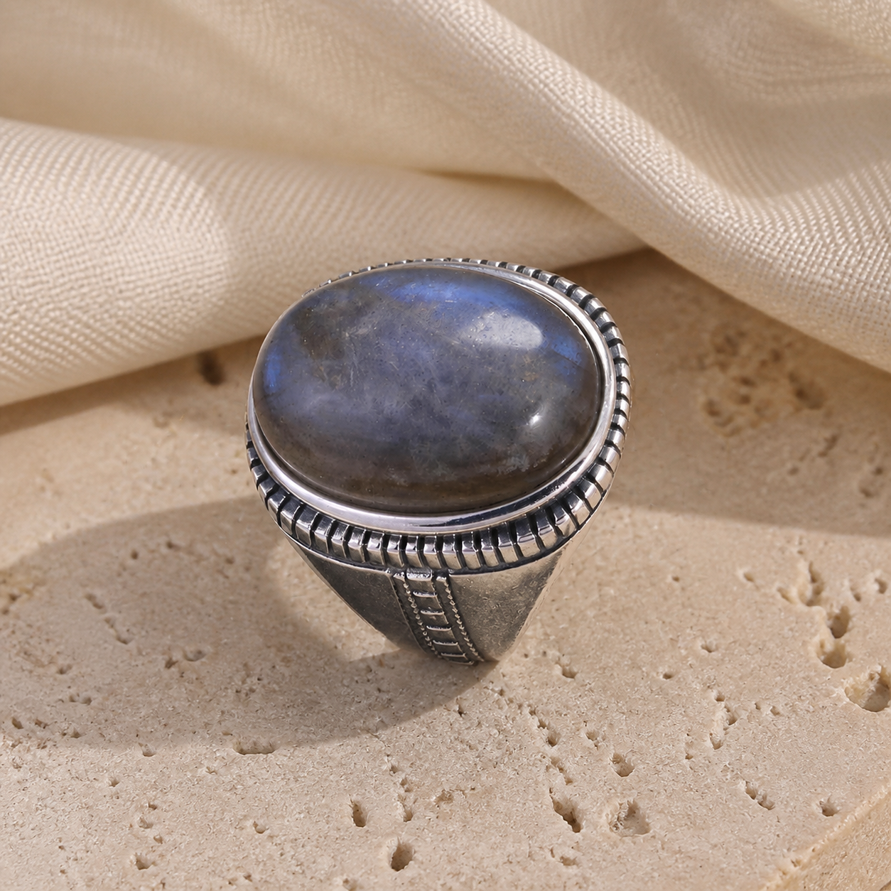 Bague Homme Labradorite Ovale, Chevalière Turque Gravée — vue produit premium