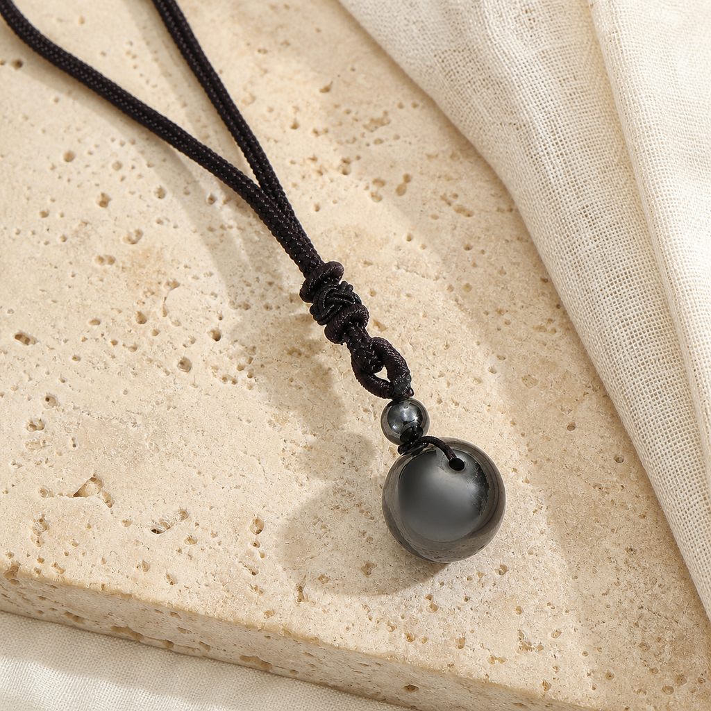 Collier Homme Hématite — Pierre 16 mm sur Cordon Tressé — photographie produit premium