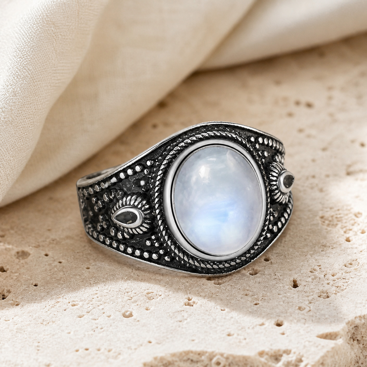 Bague Fiançailles Pierre de Lune, Petite Fleur Argentée — vue produit premium